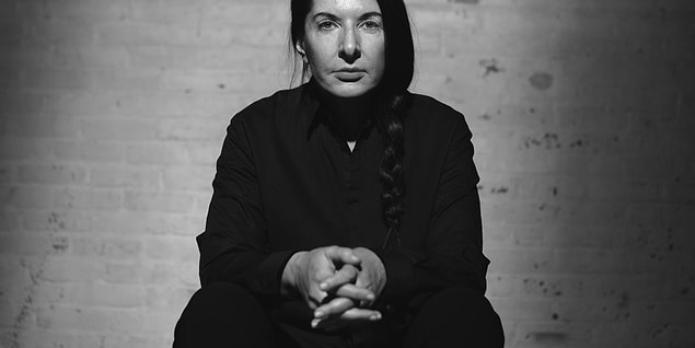 Akımın önemli sanatçılarından biri olan Marina Abramović tiyatro ile aralarındaki farkı şu cümlesiyle açıklamış;