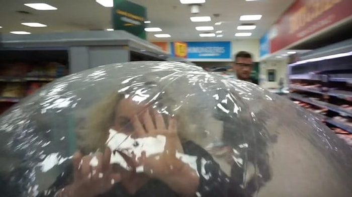 Koronavirüs Önlemi Olarak Alışverişe Zorbing Topu ile Çıkan Kadın