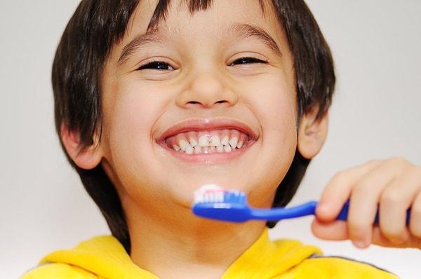 3 yaş üzerindeki çocuklar için florürlü diş macunu kullanılması öneriliyor.
