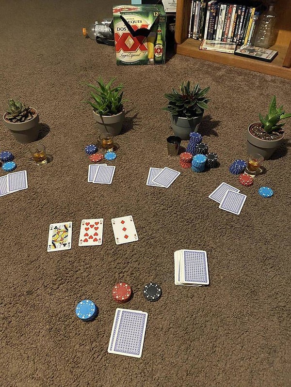 20. "Когда так хочется поиграть в покер, но ты на самоизоляции!"