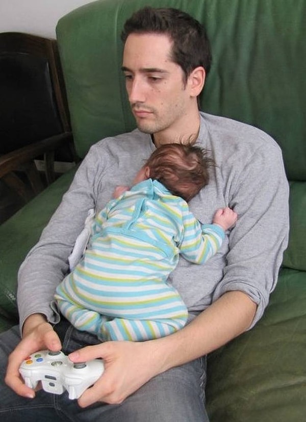 2. «Играйте в видеоигры, пока они спят на вас».