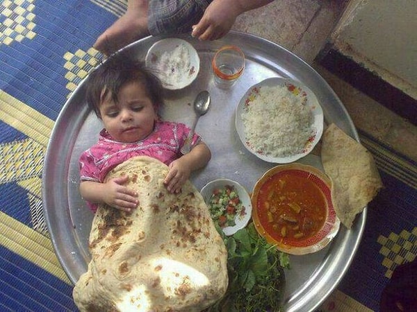 10. Пообедайте, пока они верят, что хлеб - это одеяло.