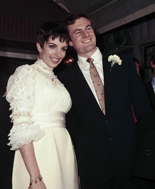 3. Ünlü oyuncu Liza Minelli, müzisyen Peter Allen ile 1967'de dünya evine girdi ve 7 yıl evli kaldı.