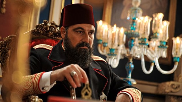 Yine TRT'de yayınlanan bir başka dizi Payitaht Abdülhamit'in Atatürk ile ilgili mesajları tepki çekmişti. Tam olarak bu sebepten ötürü, 'Ya İstiklal Ya Ölüm'ün dönemi nasıl anlatacağı merak konusuydu.