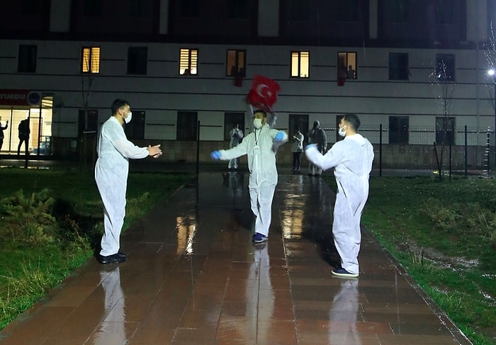 Sivas'taki KYK Yurdunda Karantina Altındaki Öğrenciler İçin Moral Etkinliği: 'Görevliler Çiftetelli Oynadı'