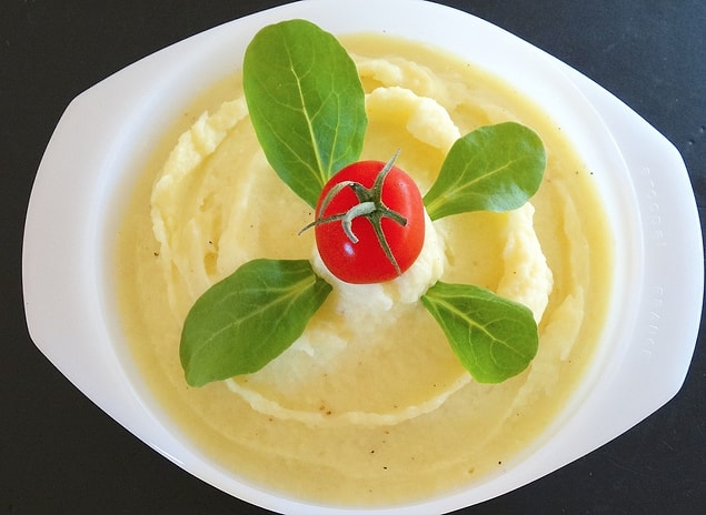 10. Patates püresi yaparken soğuk tereyağı eklemek: