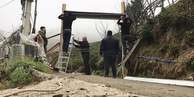 Köy halkı, köye giren ve çıkan vatandaşları takip ederek, virüs belirtisiyle ilgili kontroller gerçekleştiriyor.