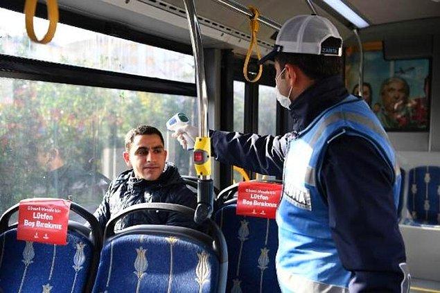 İçişleri Bakanlığının yeni tip Koronavirüs (covid-19) salgınıyla mücadele kapsamında yayımladığı şehir içi ve şehirlerarası toplu taşıma araçlarına yönelik genelgeye göre kapasitelerinin yarısına kadar yolcu taşımaya başlayan minibüs ve otobüsler, İstanbul Bahçelievler’de polis ve zabıta ekiplerince denetlendi.