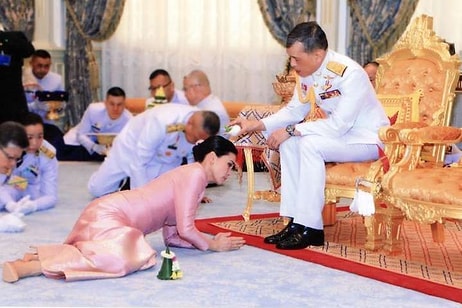 Король Таиланда закрылcя на карантин со своим гаремом в гостинице в Германии