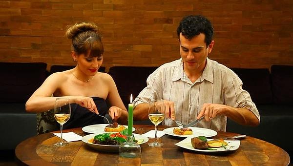 1. Resimde gördüğünüz çift Ahmet ve Ayşe. Birlikte en sevdikleri restoranda öğle yemeği yemeye karar verdiler. Restoran çoğunlukla boştu ve sadece karşılama hostesiyle, garsonla ve birbirleriyle etkileşime girdiler. Bunun yanında da ellerini dezenfekte ettiler. Sence sosyal mesafelerini koruyorlar mı?