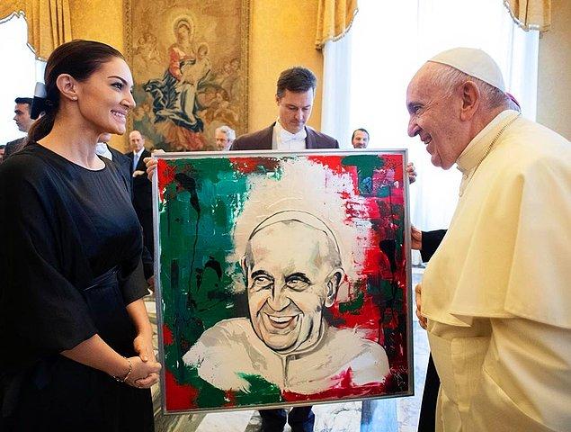 Resimlerini hayır işleri için satan ismin Papa ile görüşmesi özellikle ses getirmişti.