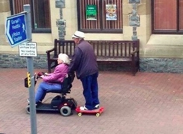 Aşk; zaman ve konum fark etmeksizin yardım elini eksik etmemektir.