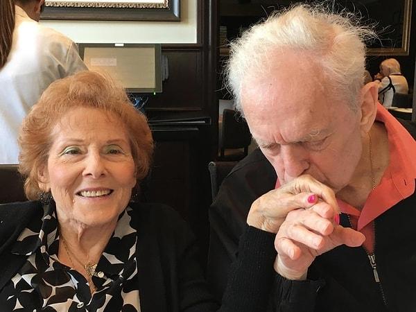 12. "Alzheimer hastası dedem babaannemin elini öpüyor. Dünyanın en tatlı anı."