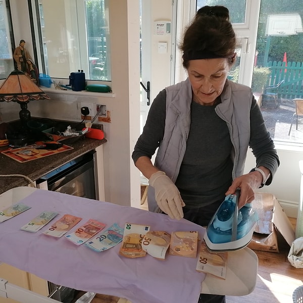 "Моя мама гладит купюры"