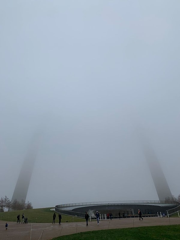 16. Я впервые посетил Сент-Луис, и мне сказали, что я должен увидеть знаменитую арку. ОК.