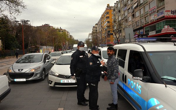 Hasan K., karakola götürüldüğü sırada kardeşiyle birlikte telefon bayisine geldiğini, polisin kendilerine uyarıda bulunmadığını öne sürdü.