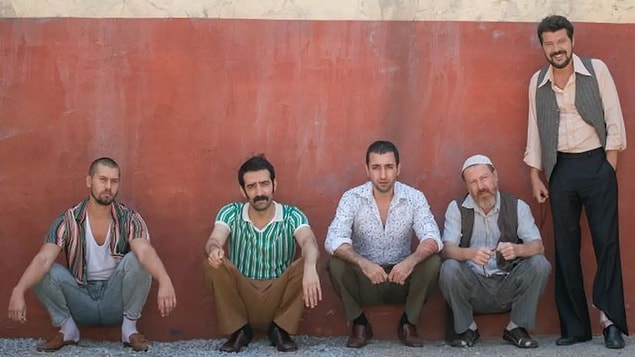 Koğuş arkadaşları dahil herkes onun masumiyetinden emin olduğu için, onu mutlu etmeye ve kurtarmaya çalışıyor