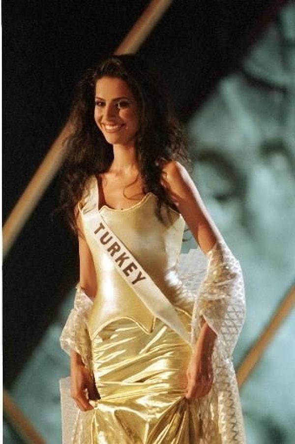 1. Yüksel Ak'ın 2000 yılında Türkiye'nin en güzel kadını seçilmesi...