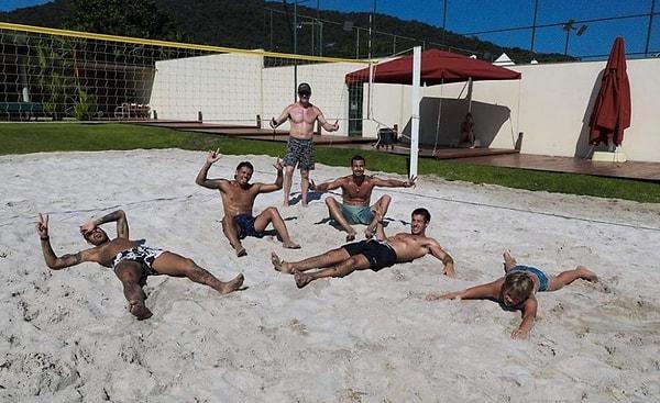 Karantina sürecini bizden oldukça farklı yaşayan futbolcu, arkadaşlarıyla birlikte evinde plaj voleybolu oynuyor.