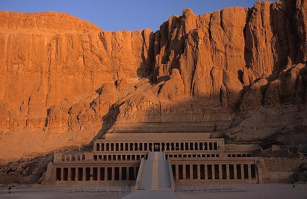 Firavun olarak Hatshepsut, özellikle Thebes çevresindeki alanda iddialı yapıların planını üstlendi.