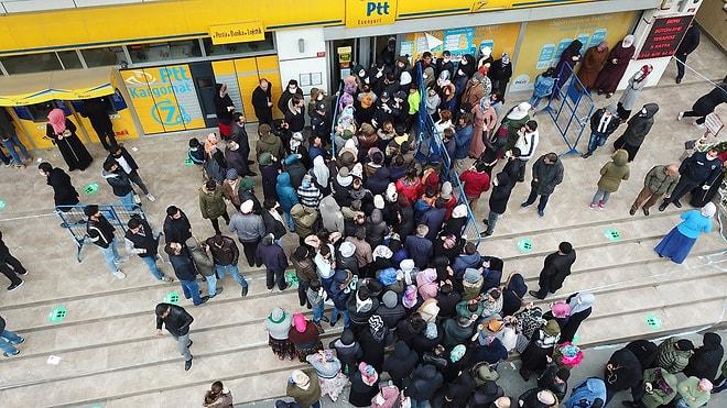 Sosyal Mesafe Sözde Kaldı: 1000 TL'lik Yardım İçin PTT Önlerinde Uzun Kuyruklar Oluştu