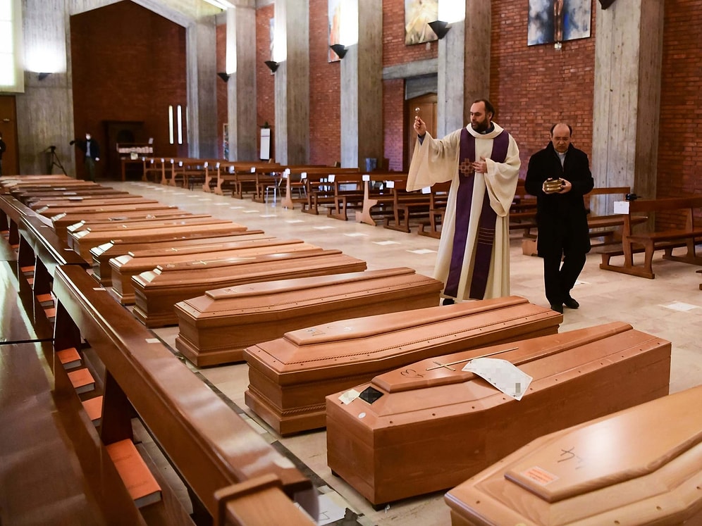 İtalya'da Tabut Sıraları Oluştu: 'Cenazeleri Nereye Koyacağımı Şaşırdım'