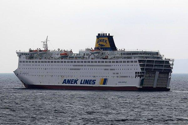 İçinde Türk yolcular da var... El. Venizelos gemisi Yunanistan’da karantina altına alındı