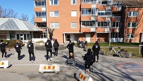 İsveç'te Kadın Futbol Takımı, Moral Vermesi İçin Huzurevinin Önünde Antrenman Yaptı