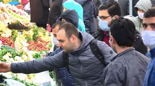 Öte yandan bazı tezgahlarda müşterilerin sebze ve meyveleri elleyerek seçtikleri görüldü.