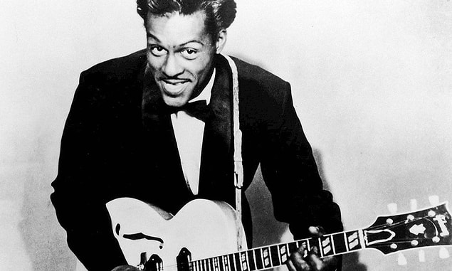 21. Rock müzisyeni Chuck Berry, henüz liseyi bitirmeden silahlı soygun gibi suçlara karışmıştı. Daha sonra 1962'de reşit olmayan bir genç kızı kaçırmak ve 1979'da vergi kaçırmaktan yargılandı.