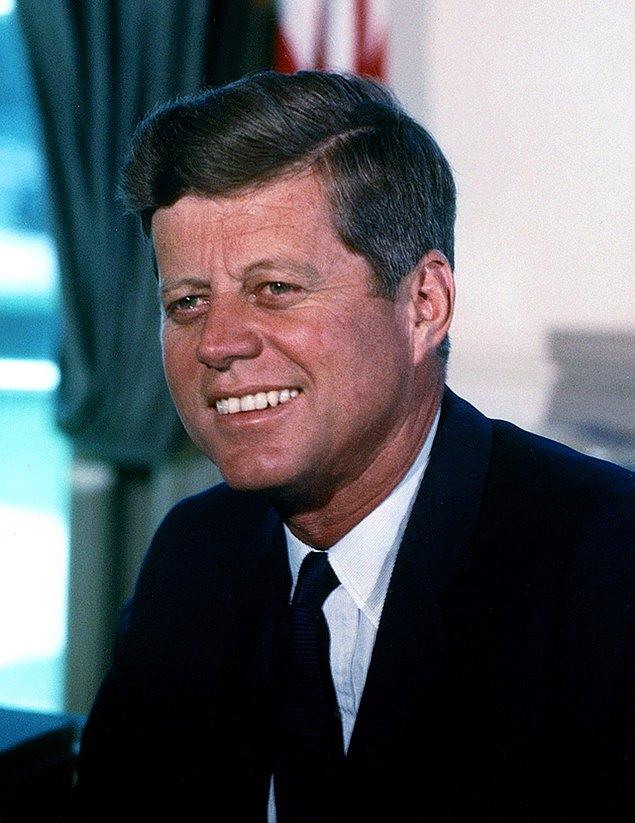 16. Modern Amerika ve dünyanın bir ikon olarak gördüğü John F. Kennedy, Küba ticaret ambargosunu getirmeden önce kendisine 1.200 tane Küba purosu almıştır.