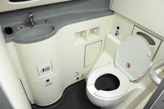 2. Uçak tuvaletleri neden bu kadar küçük ve dar olur?