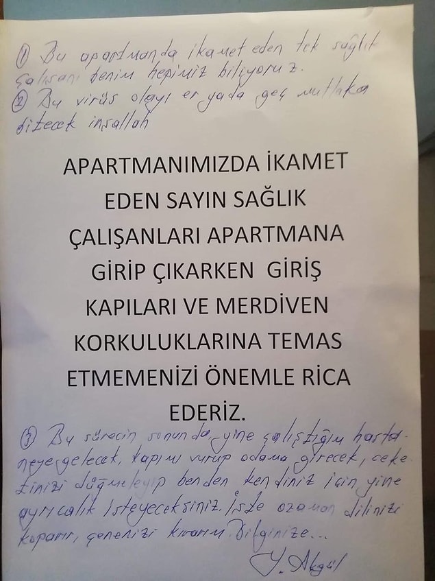 Tabii bu süreçte bu kadar ince düşünmeyip yanlış ifadelerle ve uyarılarla can sıkanlar da olmuyor değil. Onlardan biri de bir apartman yöneticisinin apartman girişine sağlık çalışanlarıyla ilgili astığı bu uyarıydı.