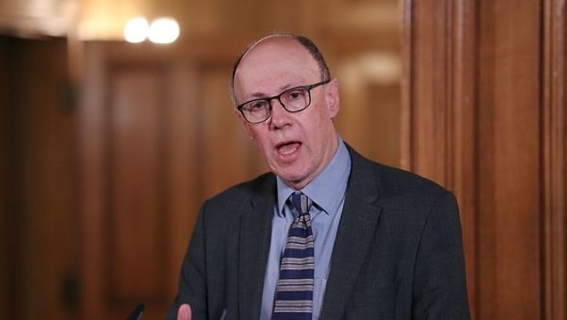 İngiltere Ulusal Sağlık Sistemi Medikal Direktörü Stephen Powis ise 5G komplo teorisinin bilimsel bir veriye dayanmayan yalan haber olduğunu söyledi.