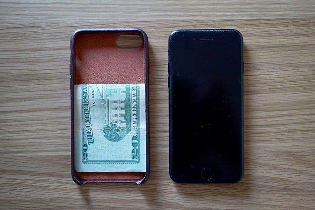 10. "Cüzdanınızı evde unutma ihtimalinize karşın telefon kılıfınızın veya batarya kısmına biraz para koyun."
