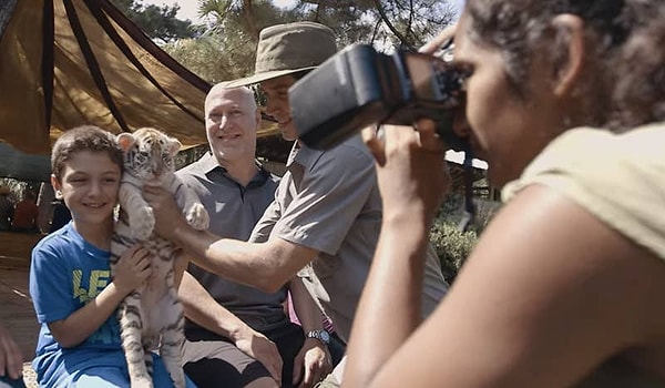 5. Детеныши тигра, которых используют для ласки и селфи, часто недоедают, так они могут оставаться некоторое время маленькими.