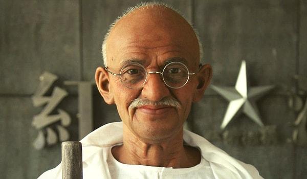 8. Hindistan'ın özgürlük hareketinin ikonu, sivil haklar savuncusu Mahatma Gandhi eşi ile seks yapmak için babasını ölüm döşeğinde bırakmıştır.