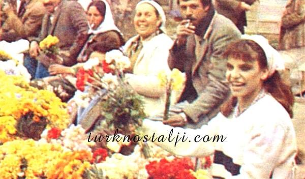 80'lerde en meşhur sanatçılara, en büyük efsanelere ev sahipliği yapan İzmir Fuarı yine büyük bir gösterişle gerçekleşiyor. Ünlü bestekar Muzaffer Özpınar, bir şekilde Bahriye'yi dinliyor ve Beyaz Kelebekler grubunun üyelerinden, gazino sahibi Turgut Akyüz'e gidip hemen bu çıtı pıtı kızdan bahsediyor.