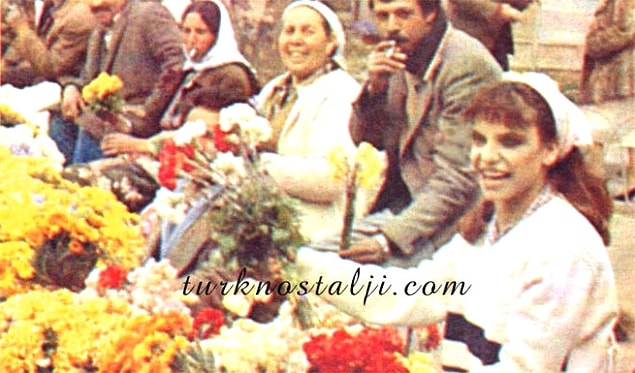 80'lerde en meşhur sanatçılara, en büyük efsanelere ev sahipliği yapan İzmir Fuarı yine büyük bir gösterişle gerçekleşiyor. Ünlü bestekar Muzaffer Özpınar, bir şekilde Bahriye'yi dinliyor ve Beyaz Kelebekler grubunun üyelerinden, gazino sahibi Turgut Akyüz'e gidip hemen bu çıtı pıtı kızdan bahsediyor.