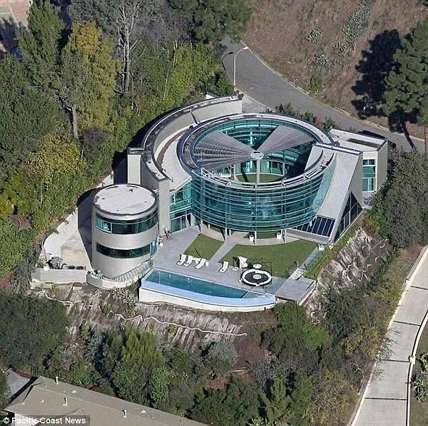 Bunlardan bir tanesi de ilk bakışta özel üniversiteyi andıran Justin Bieber ve Hailey Bieber çiftinin evi.