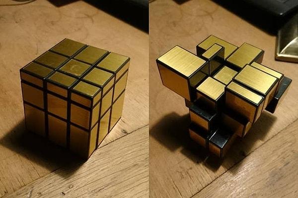 1. Farklı renkler yerine farklı boyutlardaki şekiller ile bir araya getirilen altın renkli Rubik küpü.