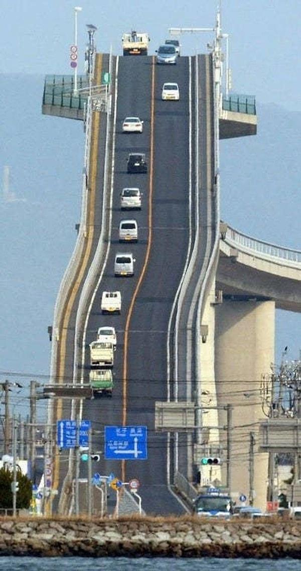4. Japonya'daki arabalara, gökten iniyormuş gibi bir görüntü veren bu dimdik köprü.