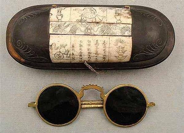 13. Güneş gözlükleri Çin'de 12. yüzyılda kullanılıyordu. Kuvarstan yapılan camlar gözleri güneşten biraz korumakla kalmıyor, takan kişinin duygularını da gizlediği için tanık sorgularında jüriler tarafından kullanılıyorlardı.