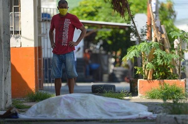 2,2 milyon nüfuslu Guayaquil kentinde sokaklarda veya evlerde en az 150 cansız bedenin çürümeye başladığı ifade ediliyor.