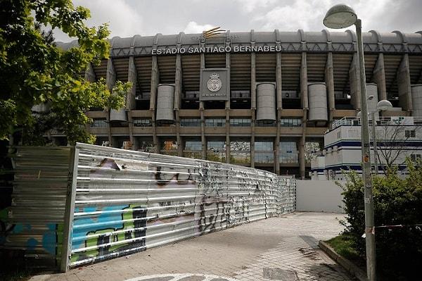 10. Koronavirüs salgını nedeniyle İspanya La Liga ekibi Real Madrid, maçlarını oynadığı Santiago Bernabeu Stadı’nın yenilenme çalışmalarına ara verdi.
