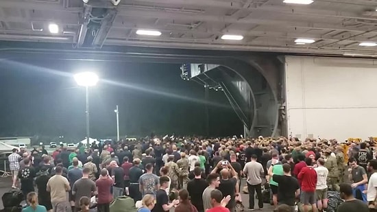 'Gemide Virüs Var, Askerimi Feda Edemem' Dediği İçin Görevden Alınan Uçak Gemisi Kaptanını Uğurlayan Askerler