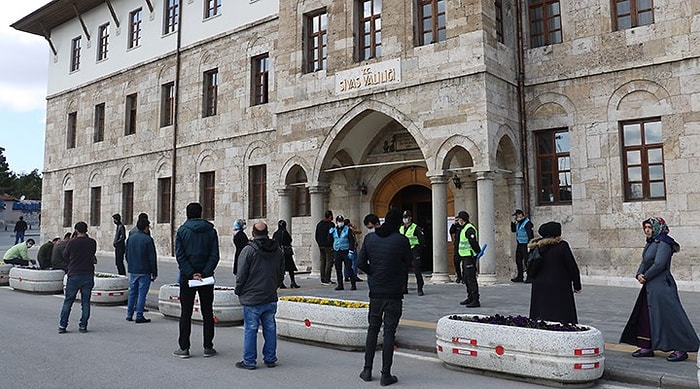 Uzadıkça Uzadı: Yardım Kuyruğu Sanarak Seyahat İzin Sırasına Girdiler