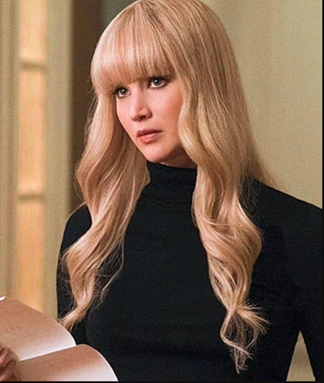 4. "Kızıl Serçe filminde, Jennifer Lawrence saçını tek bir kutu boyayla platin sarısı yaptı."