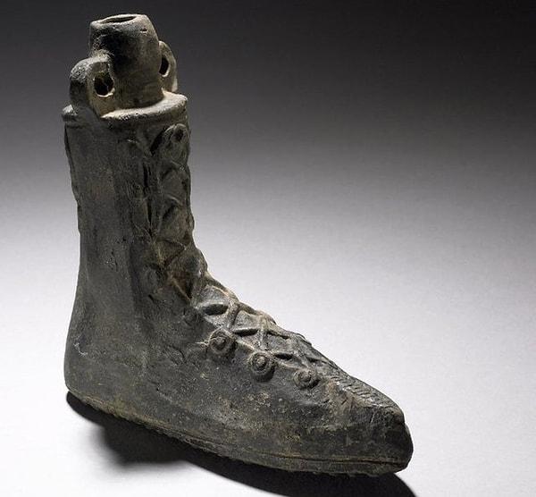 8. Ayakkabı şeklindeki bu tasarım 1. ve 2. yüzyıllarda icat edildi ve parfüm şişesi olarak kullanıldı. Bugünlerde tasarlanmış olsaydı, belki de en iyi parfüm şişesi tasarımları yarışmasında yer alabilirdi.
