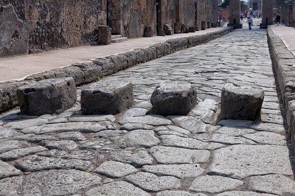 18. Pompei'deki yollar bu taş bloklarla dolu. Arkeologlar yük arabalarının buradan nasıl geçebildiğini öğrenemediler. Anlaşılan o ki, bu yollar yalnızca yerel araçların tekerlerinin boşluklardan geçebileceği şekilde tasarlandı.